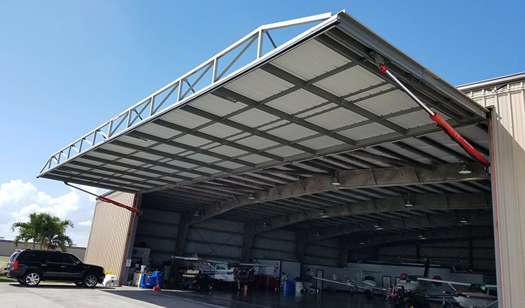 One-piece hydraulic hangar door